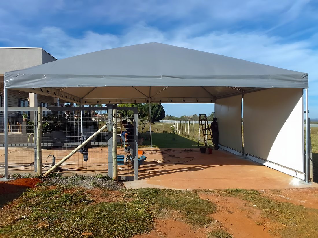 Obra de ombrelones e tendas da Dinâmica Toldos em Brasília 2