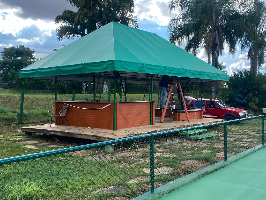 Obra de ombrelones e tendas da Dinâmica Toldos em Brasília